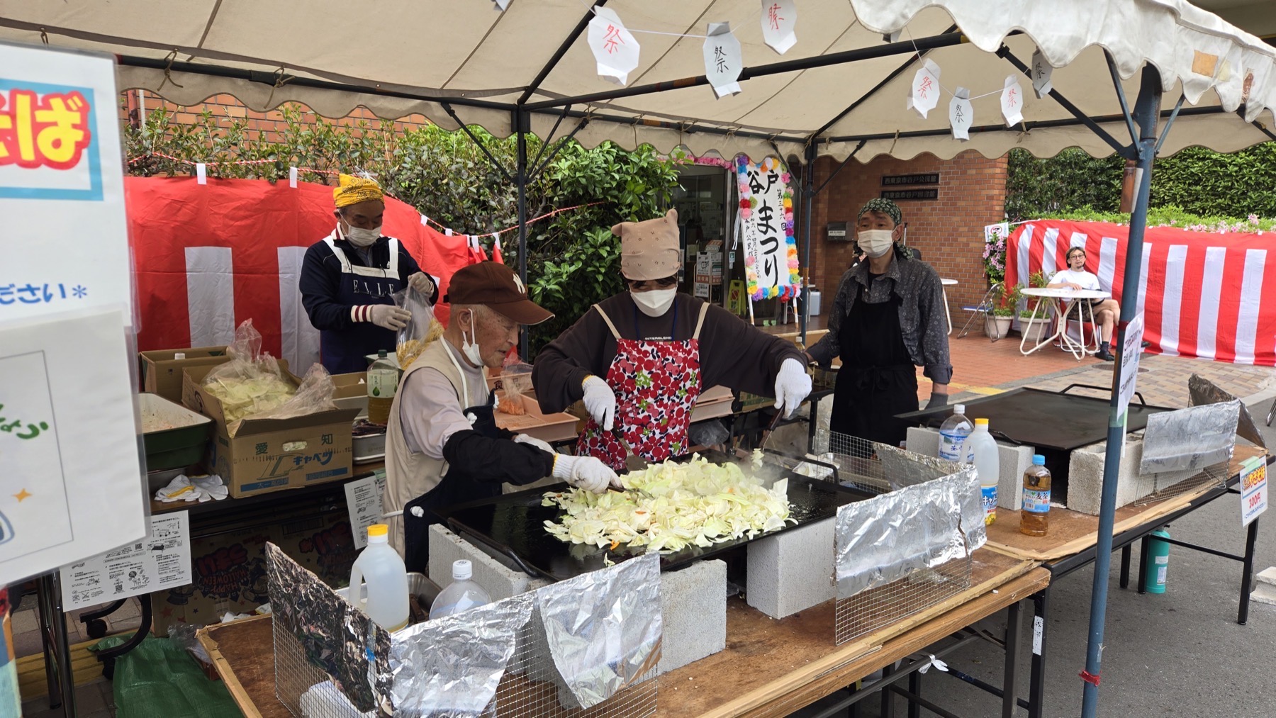 お祭りでのボランティアの様子