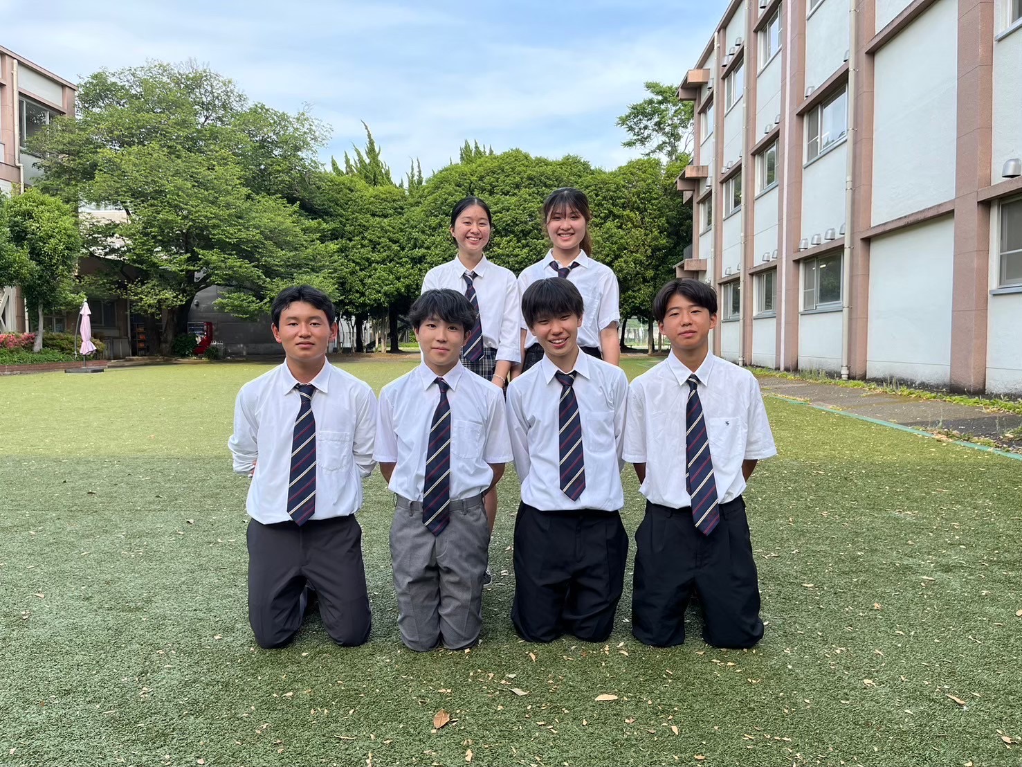 制服姿のvoluntas運営メンバー