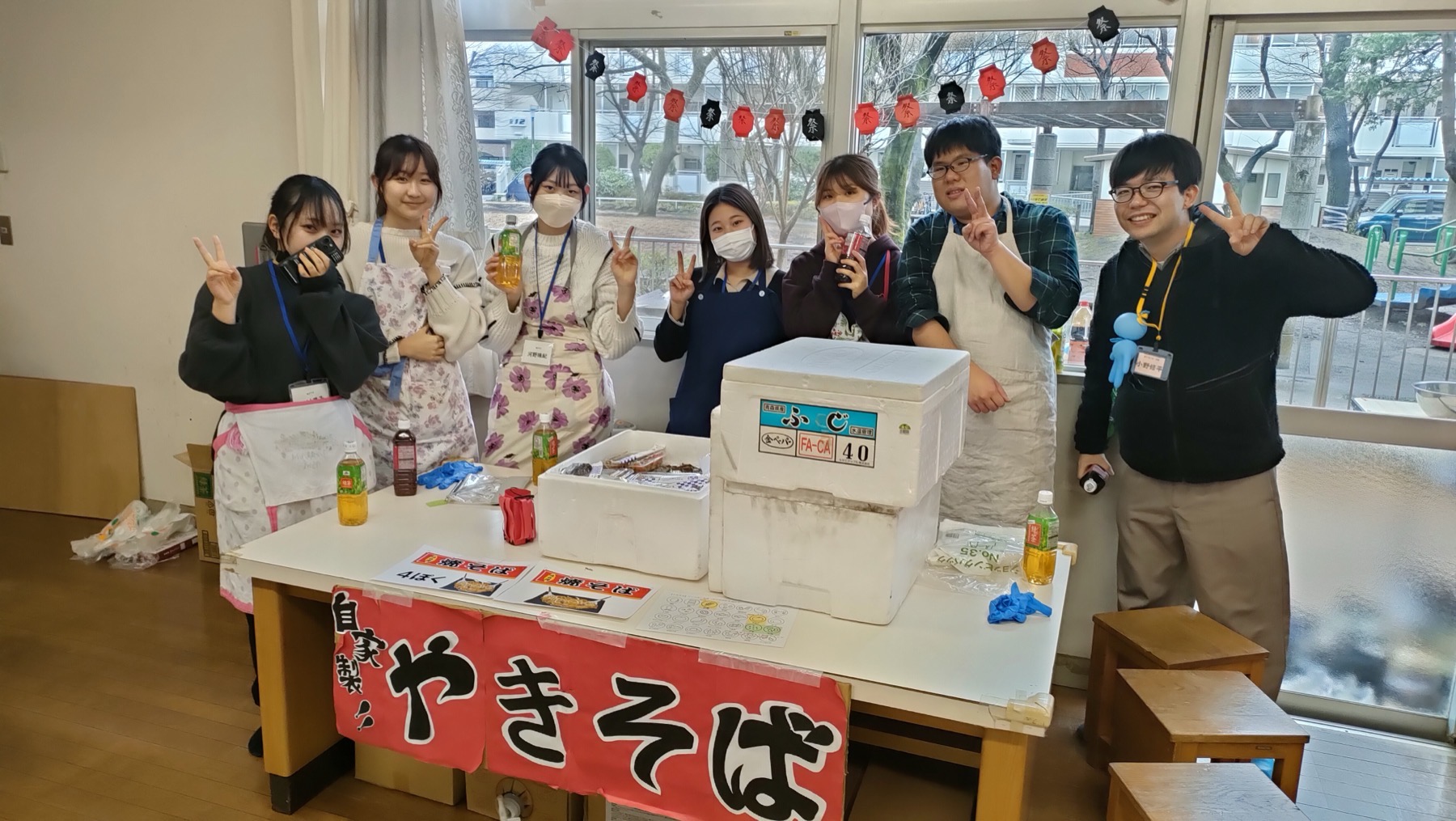 やきそばブースの運営メンバー